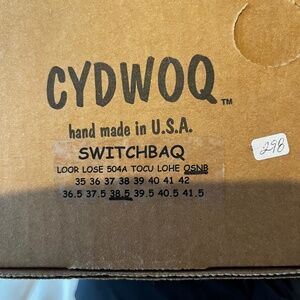 Cydwoq cracked gold sandals